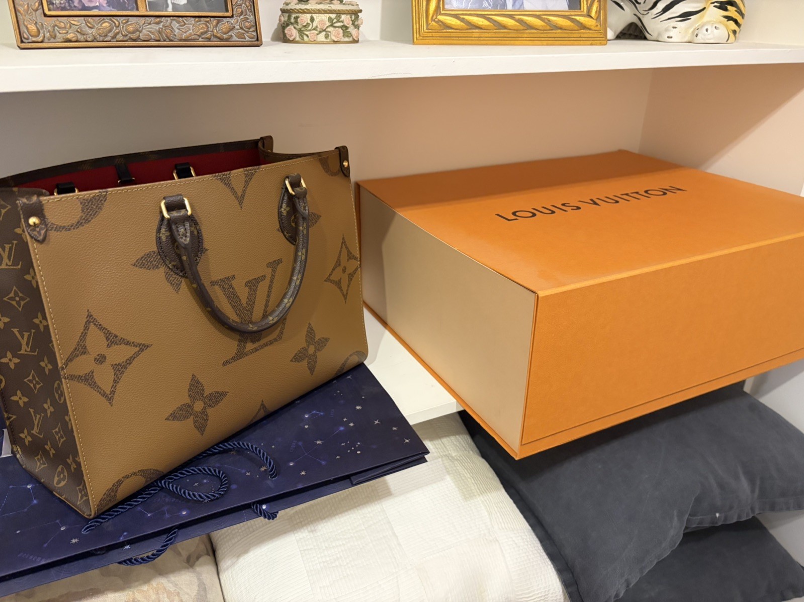 Louis Vuitton OnTheGo Tote MM Gray Leather image 8