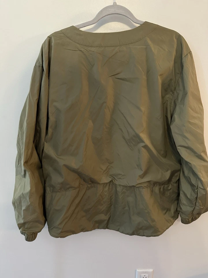 Chaqueta BOBEAU Verde Musgo Cuello Redondo Cremallera Frontal Alta-Baja Nylon Para Mujer Grande Usada en Excelente Condición Foto 2 de 4