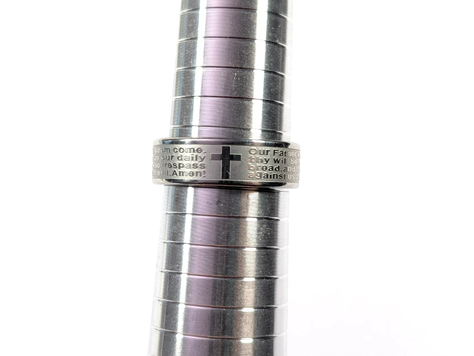 Anillo de acero inoxidable con inscripción en la cruz cristiana con oración del Señor para hombre talla 12,5 Foto 2 de 4