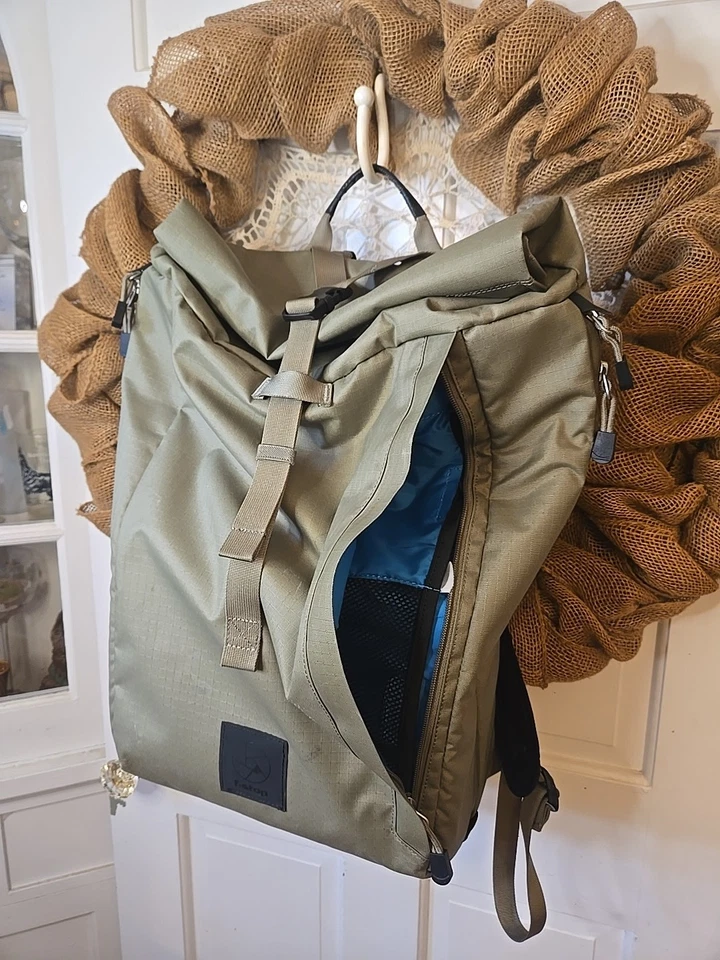 Mochila para cámara F-Stop Dalston 21L tapa enrollable DSLR portátil sin espejo - caqui/negro Foto 3 de 4