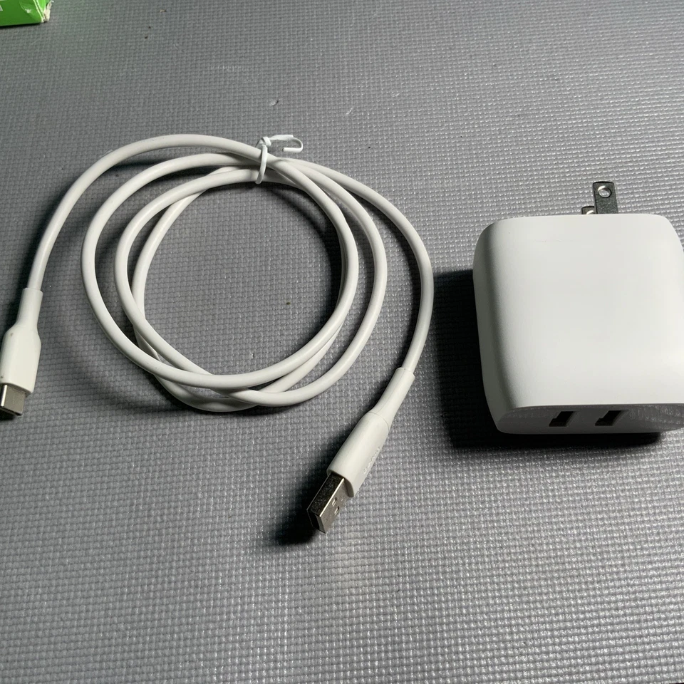 Belkin WCE001dq1MWH BoostCharge 双 USB-A 壁式充电器 24W 带电缆开箱 — 第 2/3 张图片