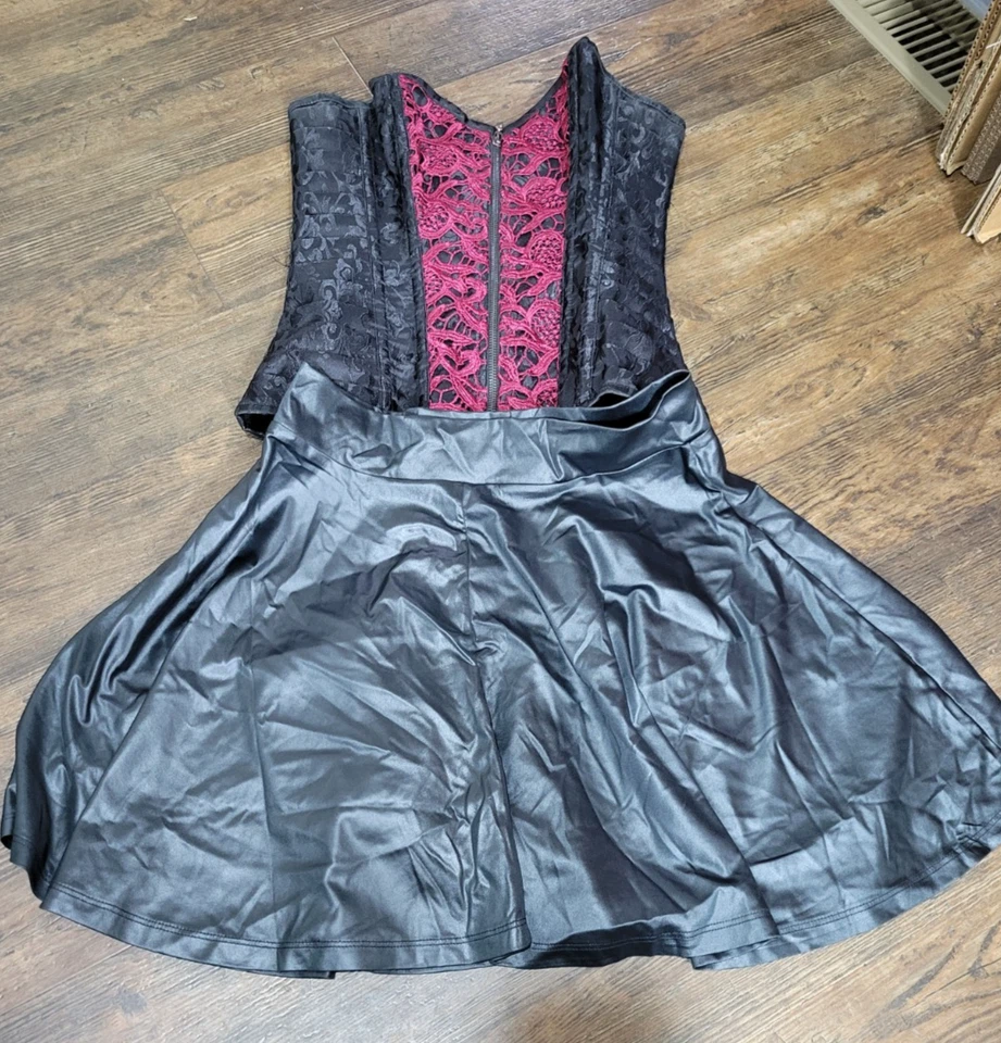 Disfraz de Capa de Vampiresa SPIRIT Plus Falda, Medias y Corsé Adulto Talla M Usado Foto 2 de 4