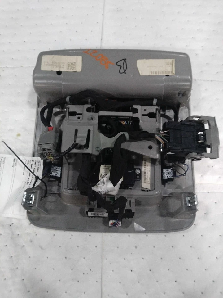 Used Front Upper Center Console fits: 2017 Chevrolet Suburban 1500 roof w/sunroo Foto 2 de 4