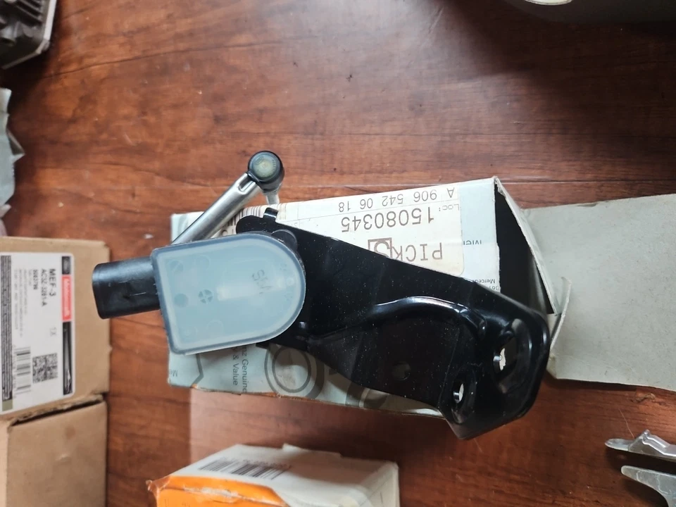 Sensor de nivel de altura de suspensión Mercedes-Benz 9065420618 Sprinter 3500 Foto 3 de 3