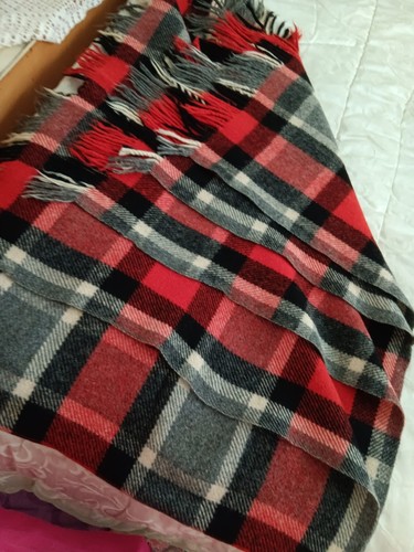 RED / BLACK Woollen Travel Rug...130 CMS X 176CMS - Picture 4 of 7