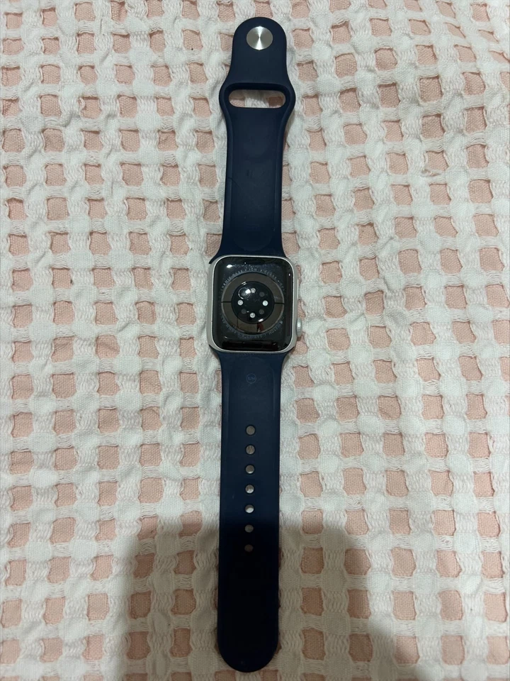 Apple watch series 6- 40mm, Navy band, used but works perfectly - Image 2 of 3