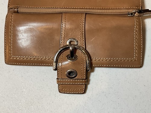 Cartera COACH, marrón claro, cuero, triple pliegue. 7,5” x4,5”. Excelente estado. - Imagen 9 de 16