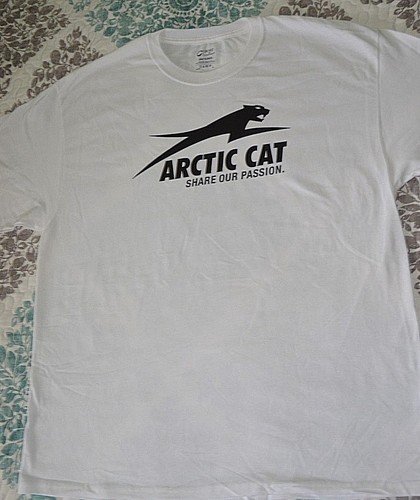 Nowy t-shirt Arctic Cat Share Our Passion logo GILDAN biały rozmiar M & XL Dealer  - Zdjęcie 1 z 7