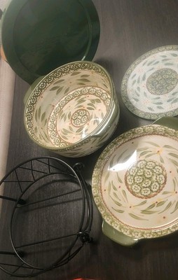 casserole baker. Temp-tations Old World Green  w/Plastic Lid, Trivet & Rack 2 Qt