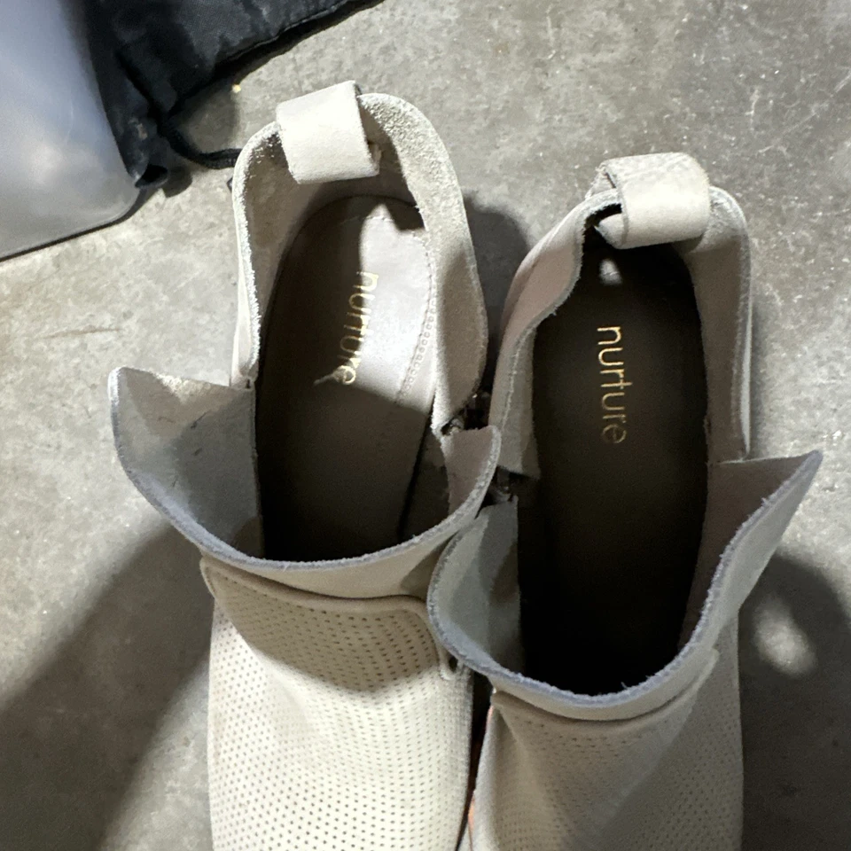 Botas blancas al tobillo de cuero gamuza Nurture con cremallera lateral para mujer talla 9,5 M Foto 3 de 4