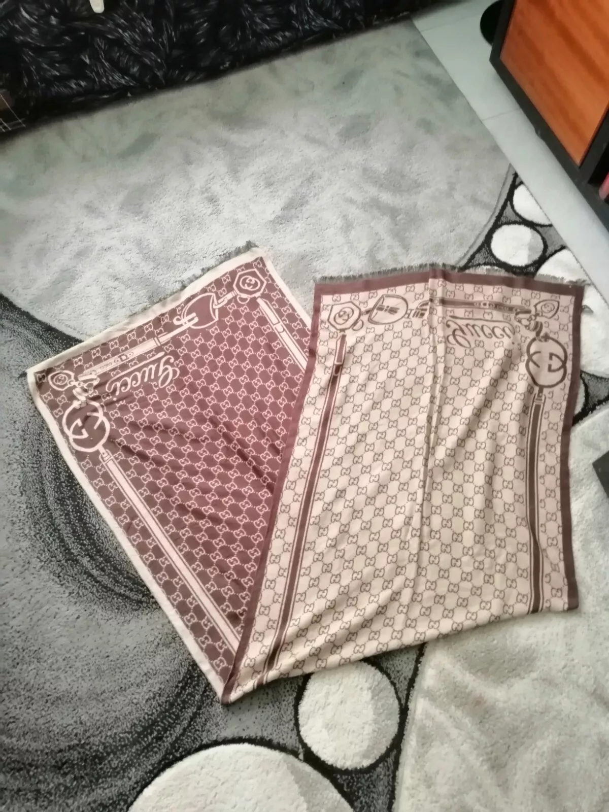 Foulard Gucci multicolore logo GG fabriqué en France.