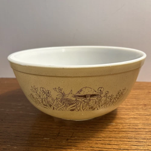 Vintage Pyrex Merry Mushroom Mixing Bowl 401, 4” H , 8 1/2” Diameter