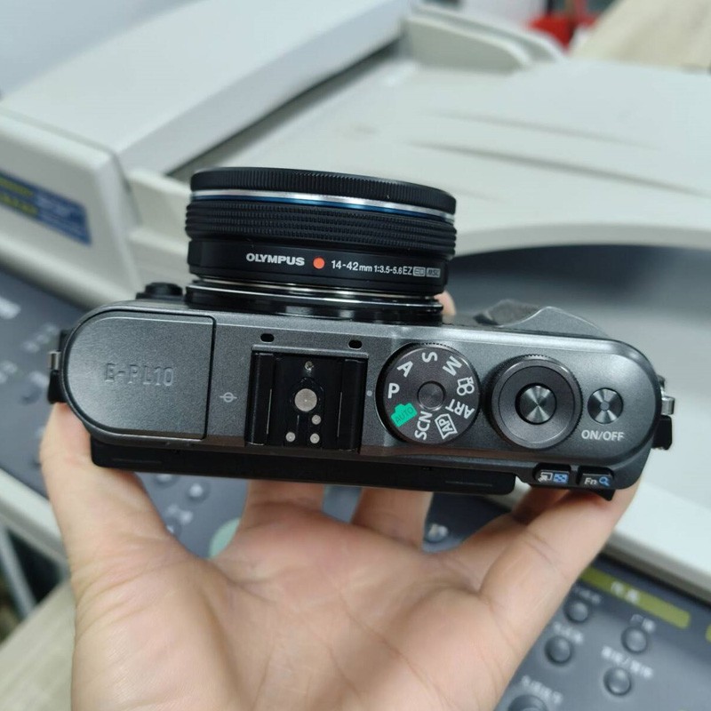 Olympus PEN E-PL10 16.1MP Mirrorless Digital Camera with 14-42mm