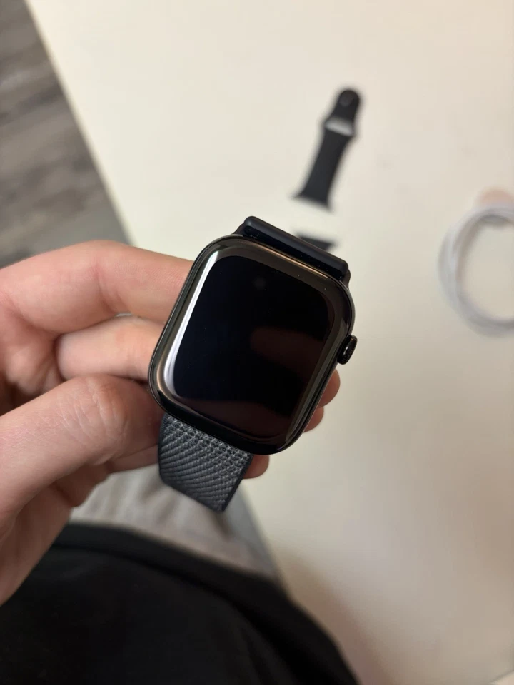 Apple Watch Series 11 46 mm GPS + Celular Negro Jet Desbloqueado Foto 3 de 4