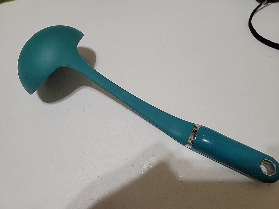 Servidor de cucharones KitchenAid grande ovalado verde azulado resistente al calor 14" Foto 4 de 4