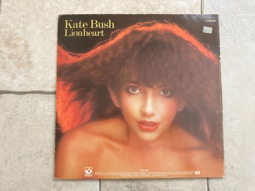 Kate Bush _ Lionheart _ Vinile LP 33giri Embossed _ 1978 Harvest Canada 1st p - Foto 2 di 5
