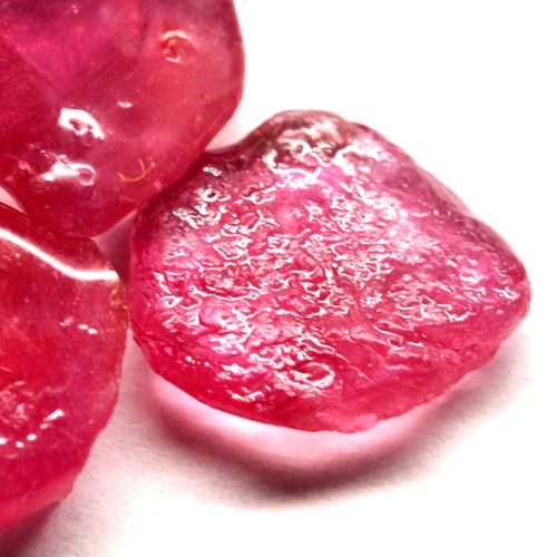 31.49Ct. Natural Gemstone Ruby Rough Pinkish Red Color Mine Mozambique Sparkling - Picture 5 of 7