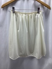 Vanity Fair Beige Nylon Half Slip Womens Size M 18 Inch Length LSG230420/LB3