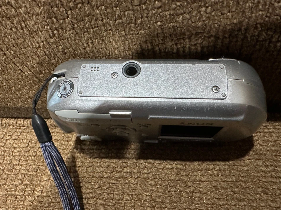 Sony Cyber-shot DSC-P73 4.1MP Digital Camera - Silver Collectable Vintage tested - Image 3 of 4