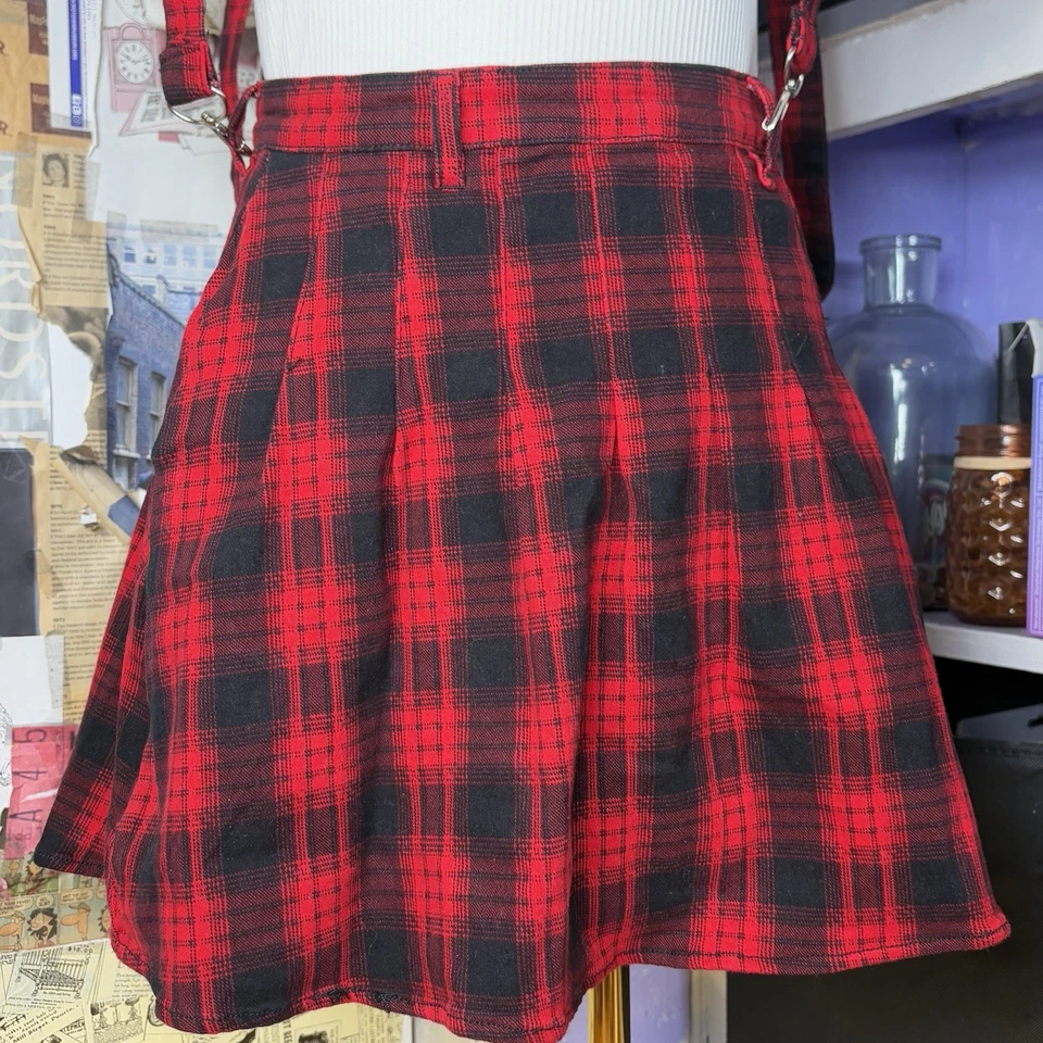 Falda con tirantes a cuadros roja y negra Foto 2 de 4