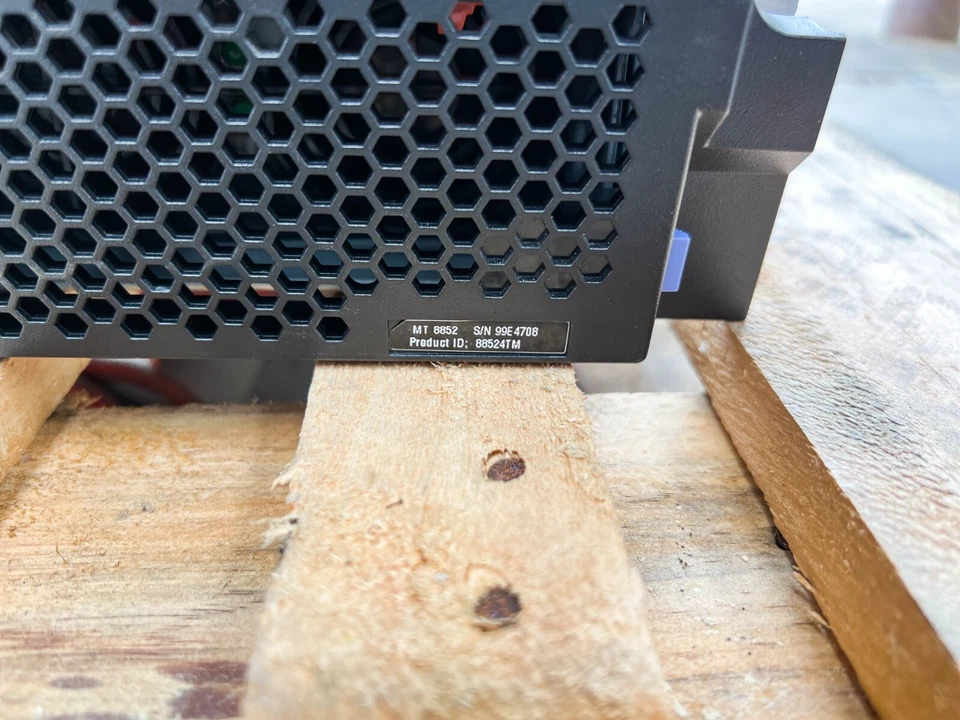 IBM BladeCenter H Enclosure 8852-4TM  with 11x HX5  Blades 2x46C7194 10Gb - Image 2 of 4