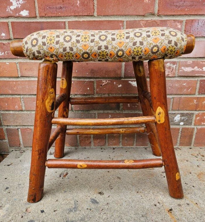 Antiguo reposapiés de nogal otomano banco tejido de mimbre asiento cubierto acolchado Foto 3 de 4