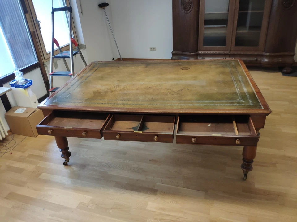 VB: Massivholz Schreibtisch mit Rollen und Schubladen. Tisch wird leer verkauft