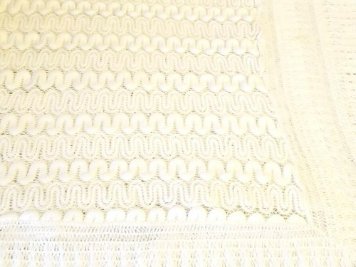 Mantón bebé blanco vintage manta bautizo usado en excelente estado 36" x 36" color marfil - Imagen 4 de 7