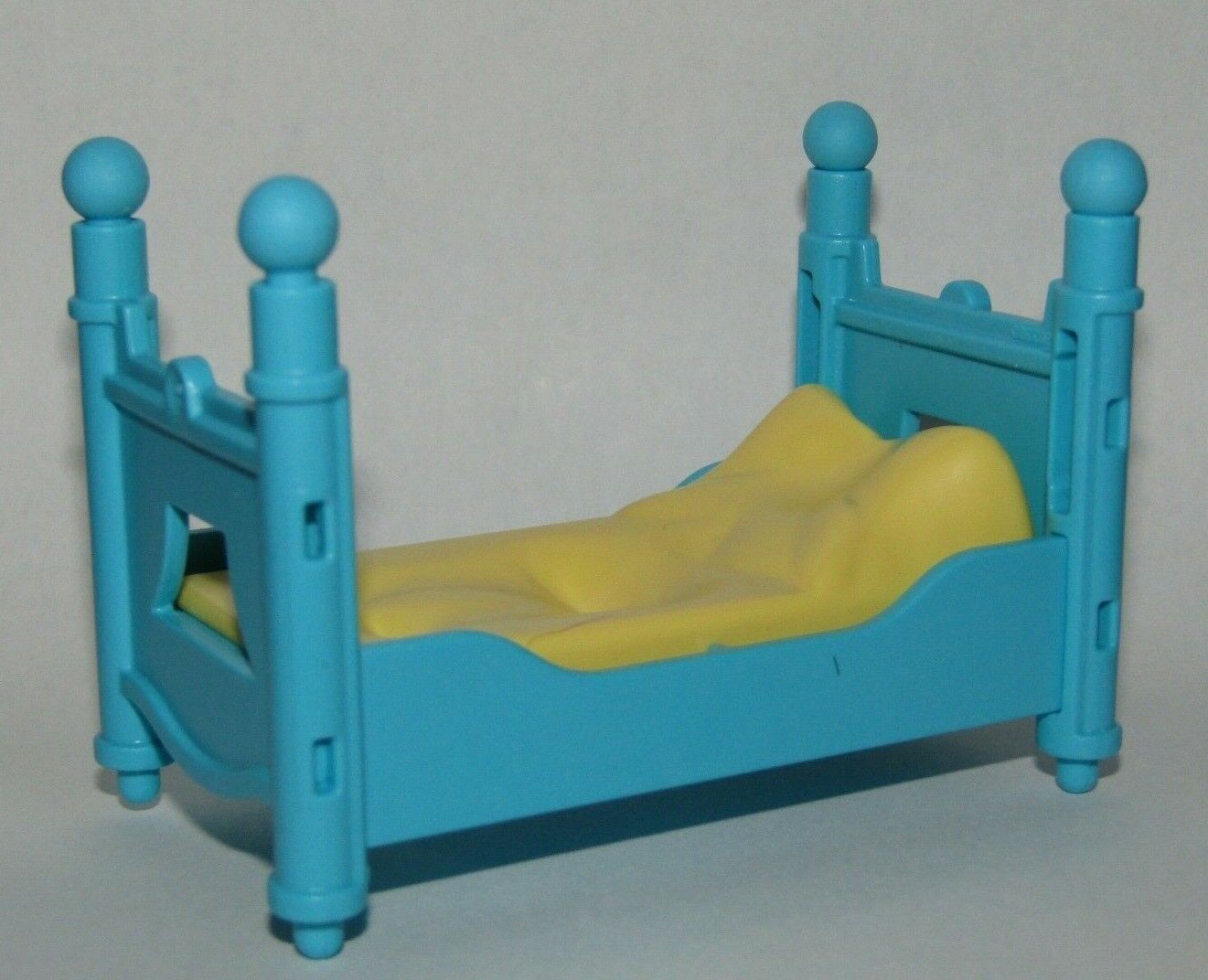 Playmobil litera azul para niños con colcha amarilla