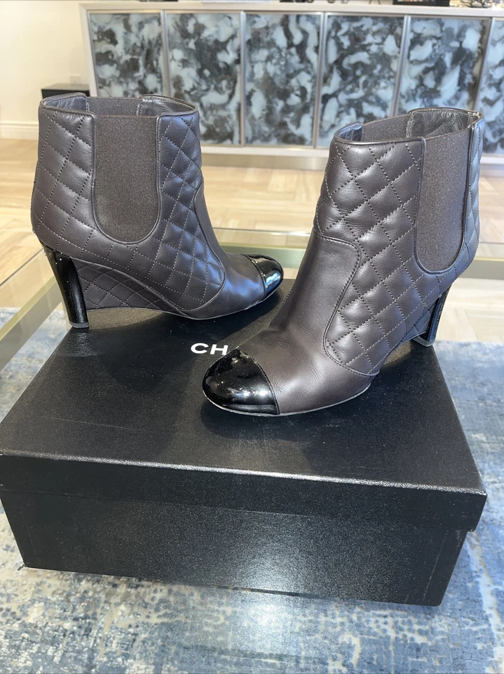 Chanel Botín Cuero Marrón Con Puntera de Charol Negro Tirar de Cuña Talla 40 Euro/ EE. UU. 10 Foto 3 de 4