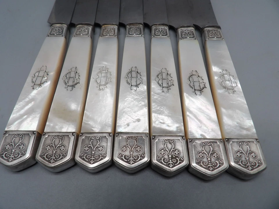 7 COUTEAUX ANCIENS MANCHE EN NACRE ET MONOGRAMME ET ARGENTERIE PEARL OF MOTHER - Photo 2/4