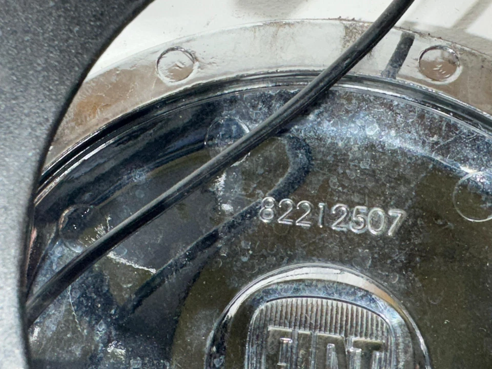 Placa de llenado de combustible Fiat 500 2012-17 Mopar gasolina 82212507 usado Foto 4 de 4