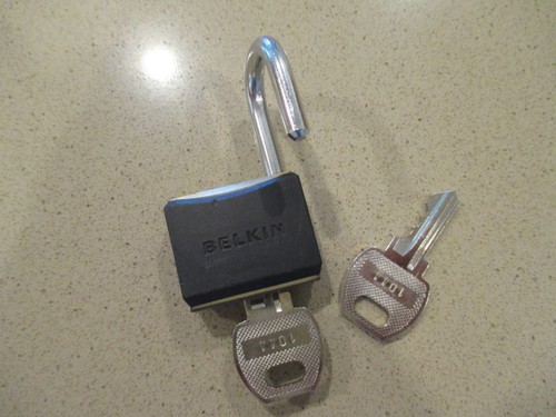 BELKIN LOCKS - ONE CABLE 4 LOCKS WITH KEYS ALL SOLD AS A LOT BELKIN4LOCKS1CABLE - Afbeelding 7 van 9