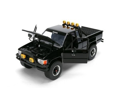 Jada Toys1985トヨタ SR5ピックアップ&マーティーズスケートボード Jada 1:24 1985 Toyota SR5 Pickup and Marty's Skateboard – Back To