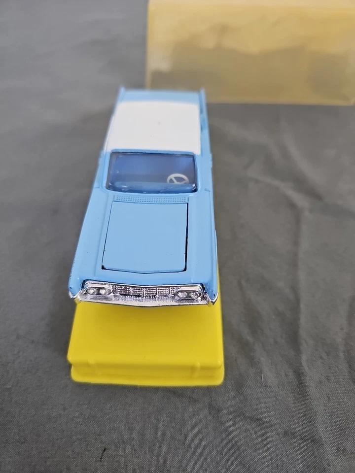 Coche fundido a presión Lincoln Continental Dinky Toys vintage años 60 Foto 2 de 4