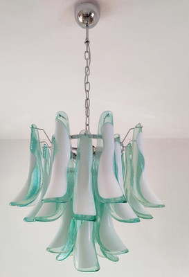 Italienischer Vintage Murano Kronleuchter mit 36 Lattimo Türkis Glasblätter