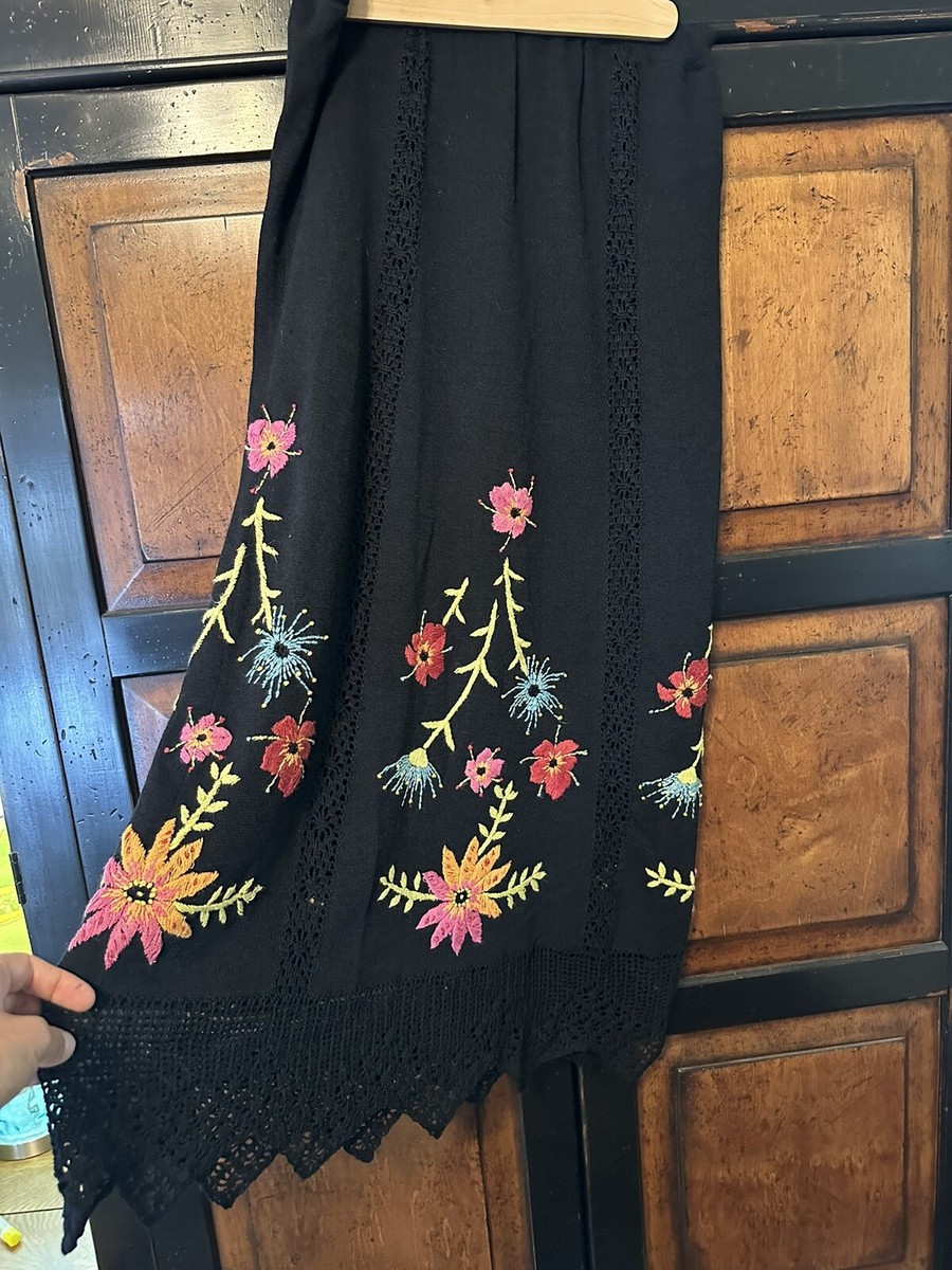 EBONY FLOWER EMBROIDERY SKIRT