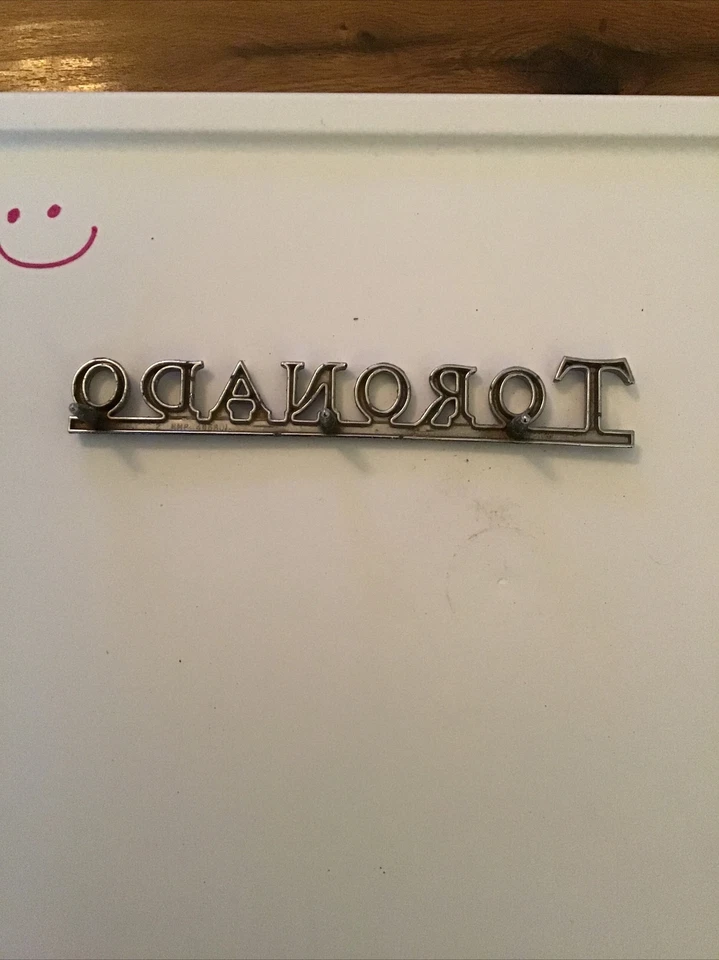 Oldsmobile Toronado emblema insignia adorno placa de identificación de metal vintage GM con pasadores Foto 2 de 2