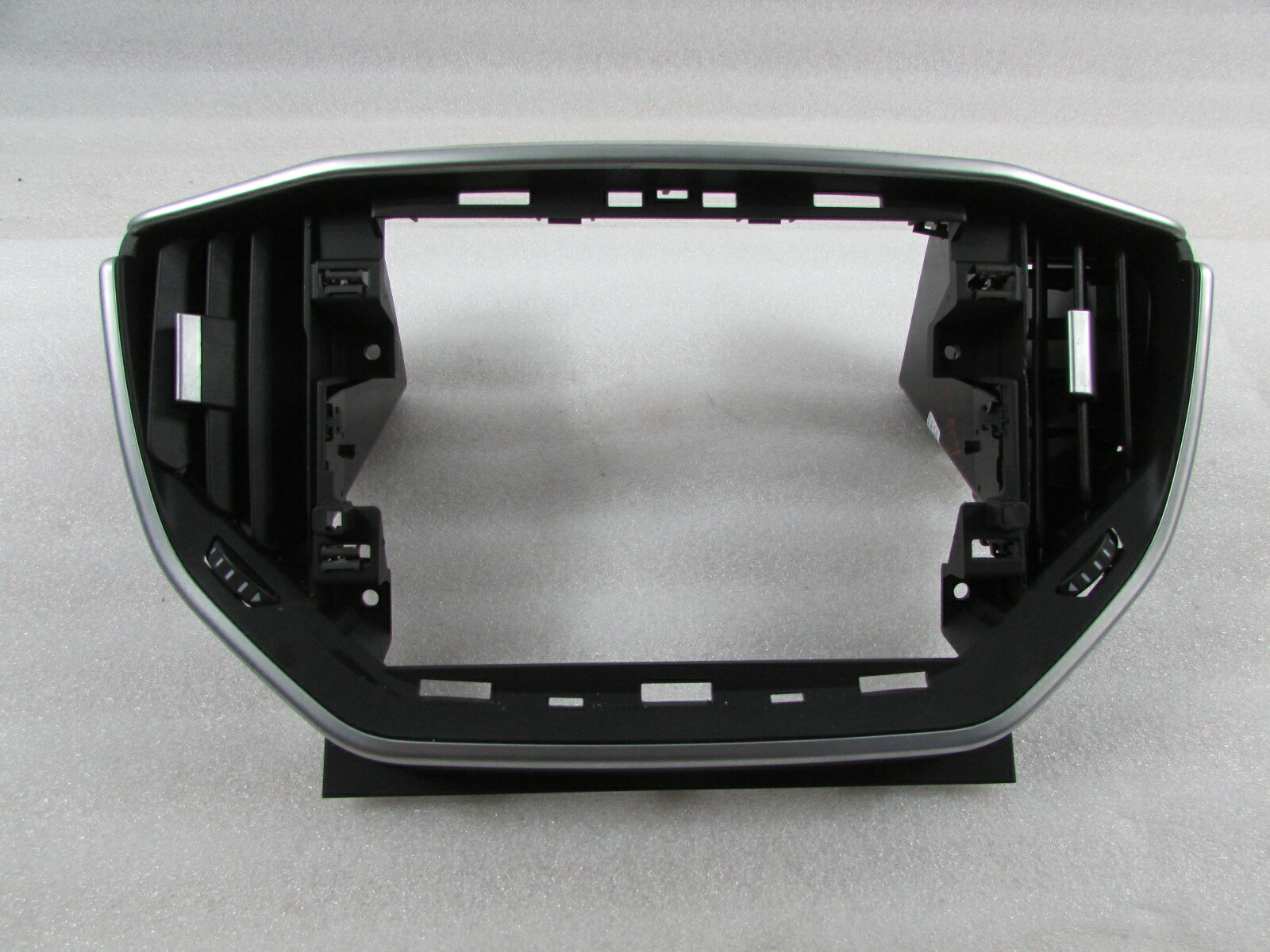 Maserati Ghibli, Center Air Vent Trim Bezel, Used, P/N 670019060
