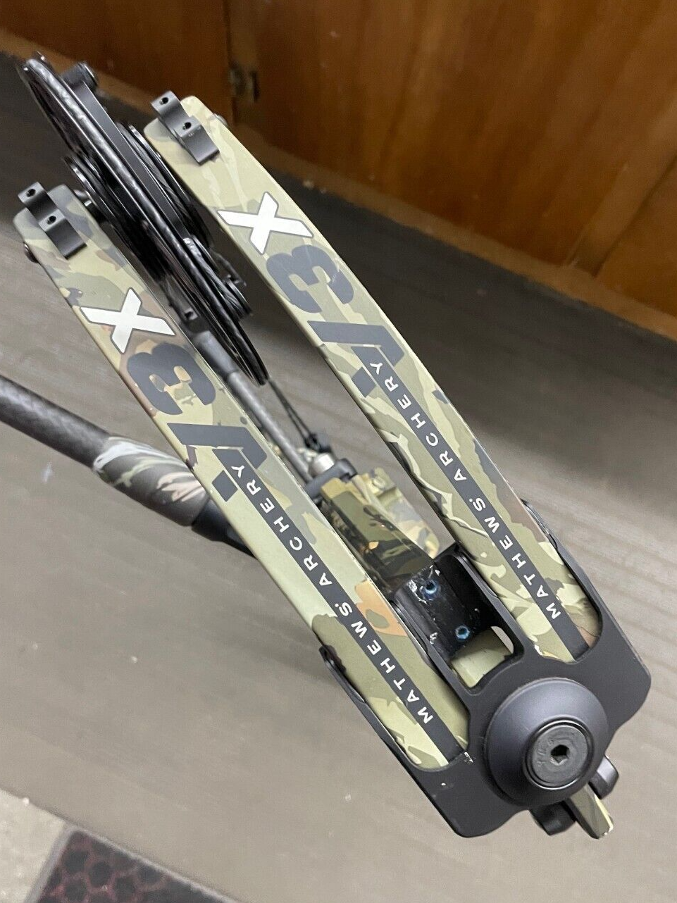 Mathews V3X 33 Compound Bow RH 60lb 27in UA All Season Camo w