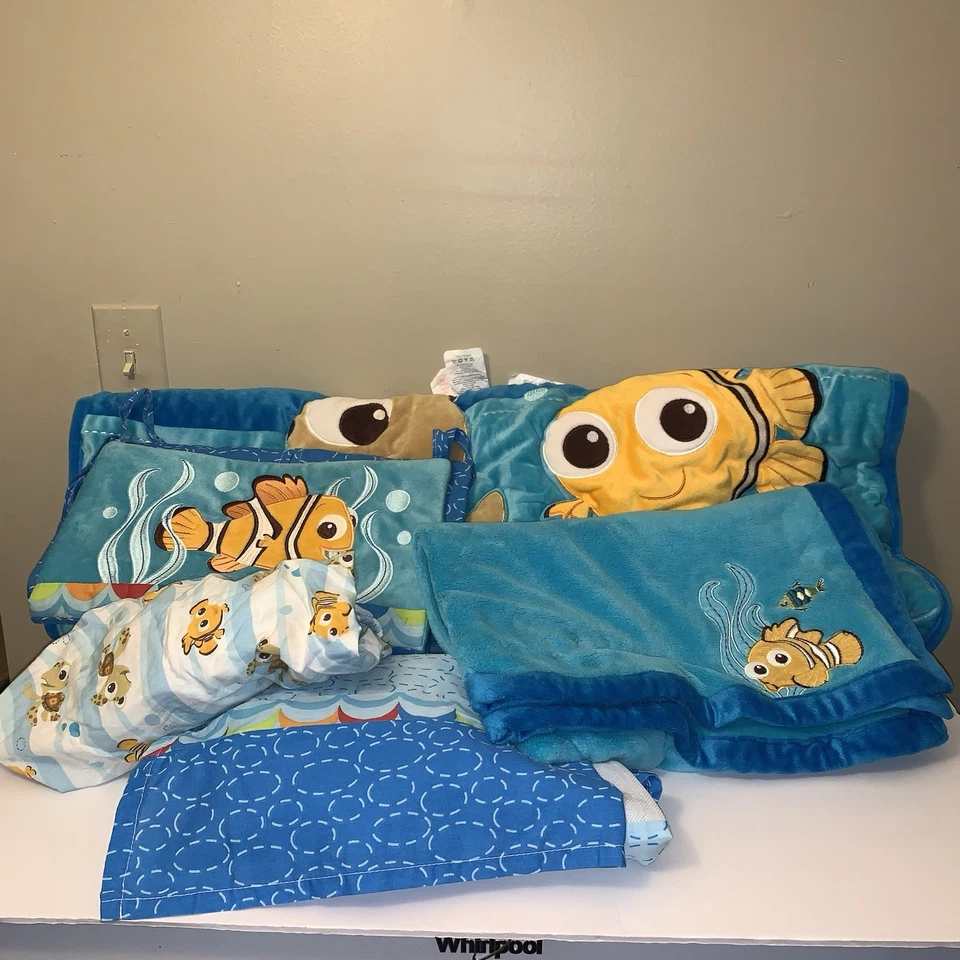 Juego de ropa de cama para cuna de 5 piezas bordada Disney Finding Nemo usado en excelente estado Foto 4 de 4