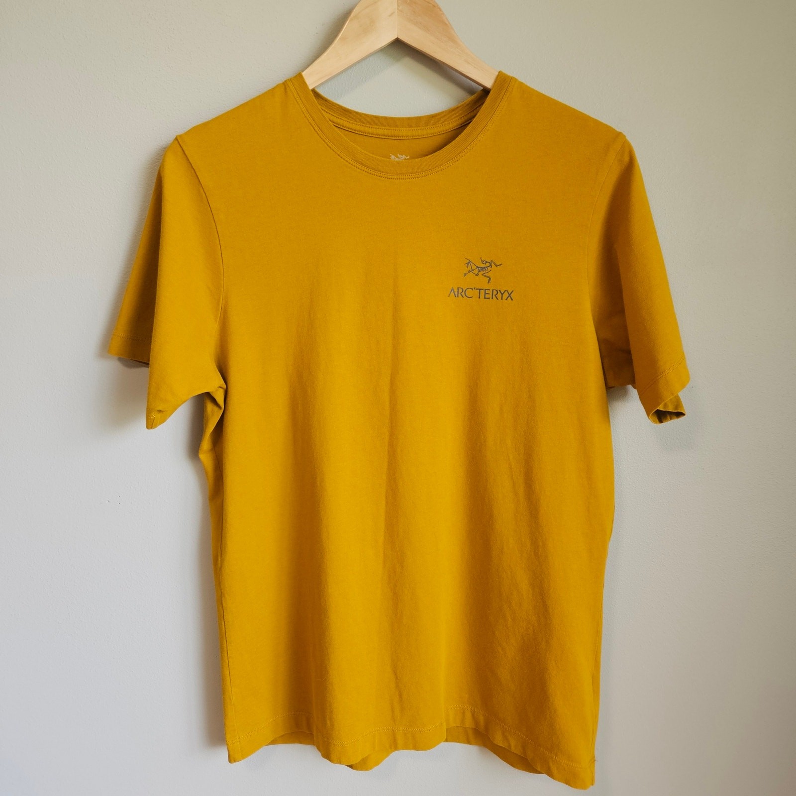 Arc'teryx Emblema T Shirt Uomo Media Oro Giallo Manica Corta Logo Outdoor