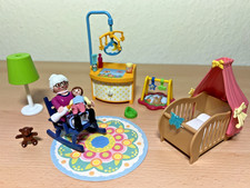 Playmobil Babyzimmer mit Bett, Wickeltisch, Oma im Schaukelstuhl und Zubehör