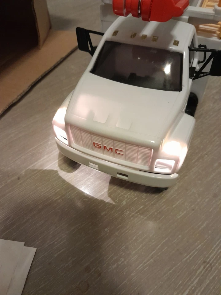 1995 DG Productions 1996 GMC AEP Bucket Truck w/ Box and Instructions Works - Image 4 of 4