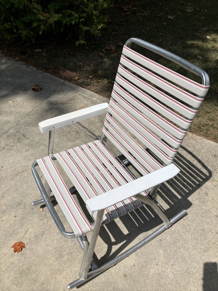 Mecedora de césped plegable vintage de aluminio gris, blanca y roja para patio de campamento Foto 2 de 3
