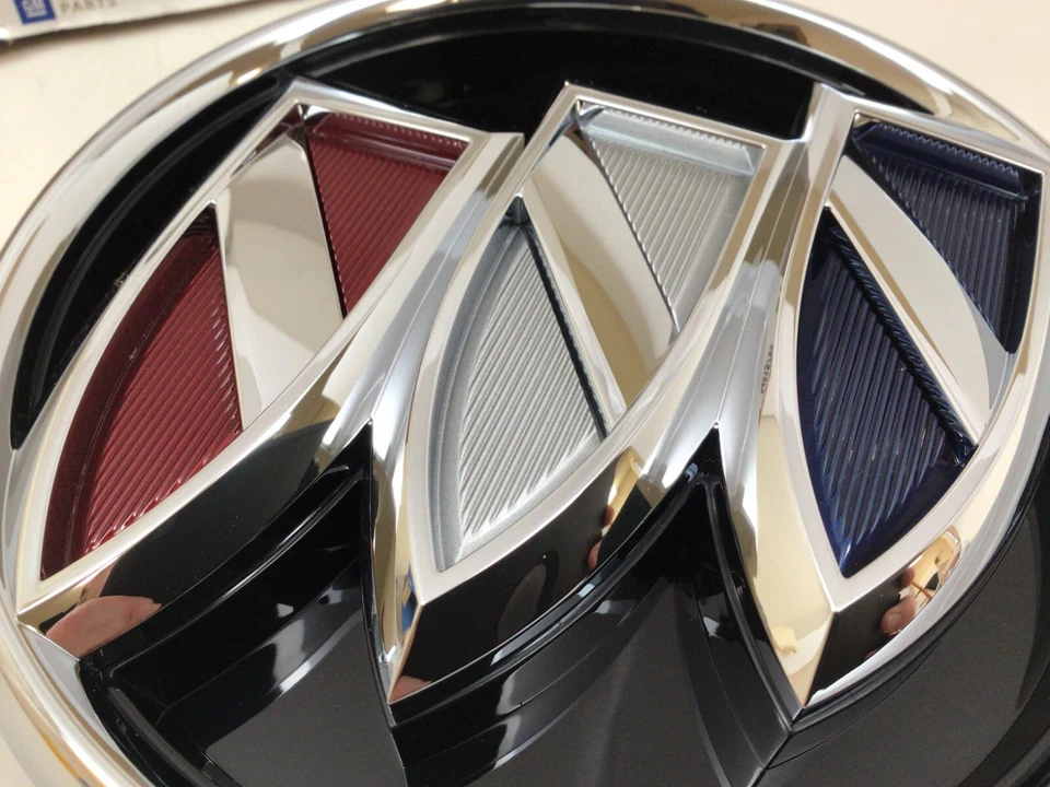 2018-2021 Buick Enclave front grille chrome black Tri Shield Emblem new OEM - Image 4 of 4