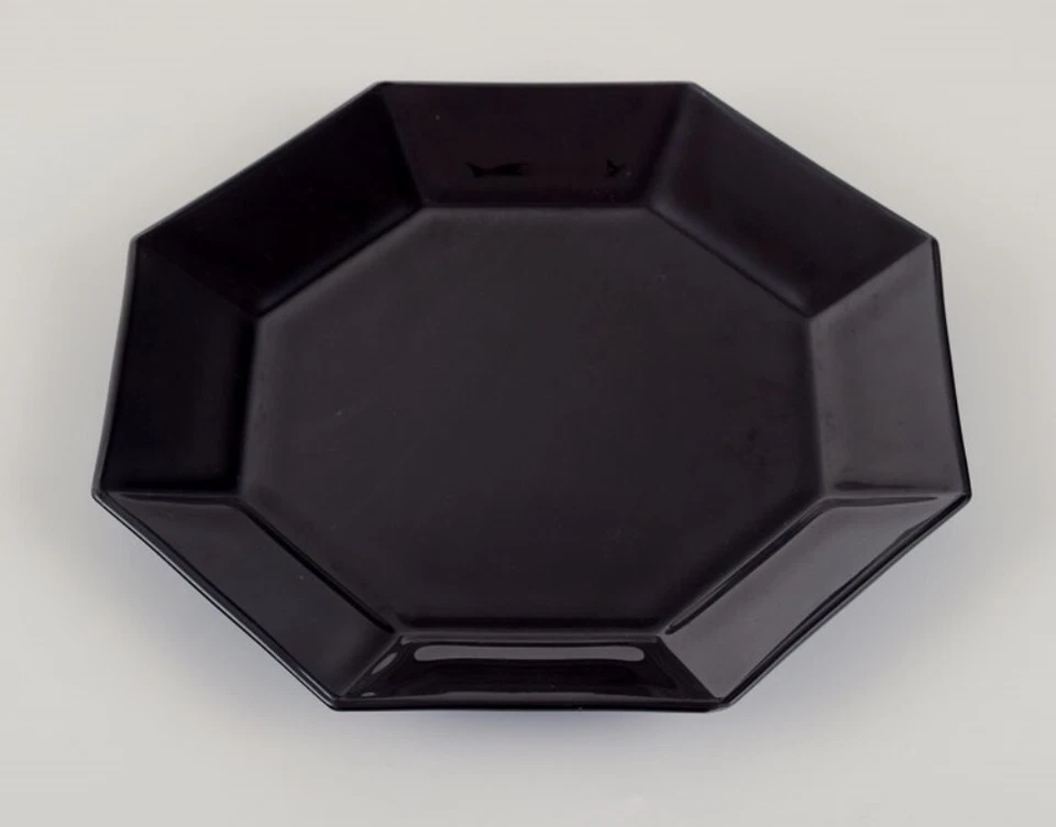 Arcoroc, France. Lot de neuf assiettes octogonales en verre noir. - Photo 4/4
