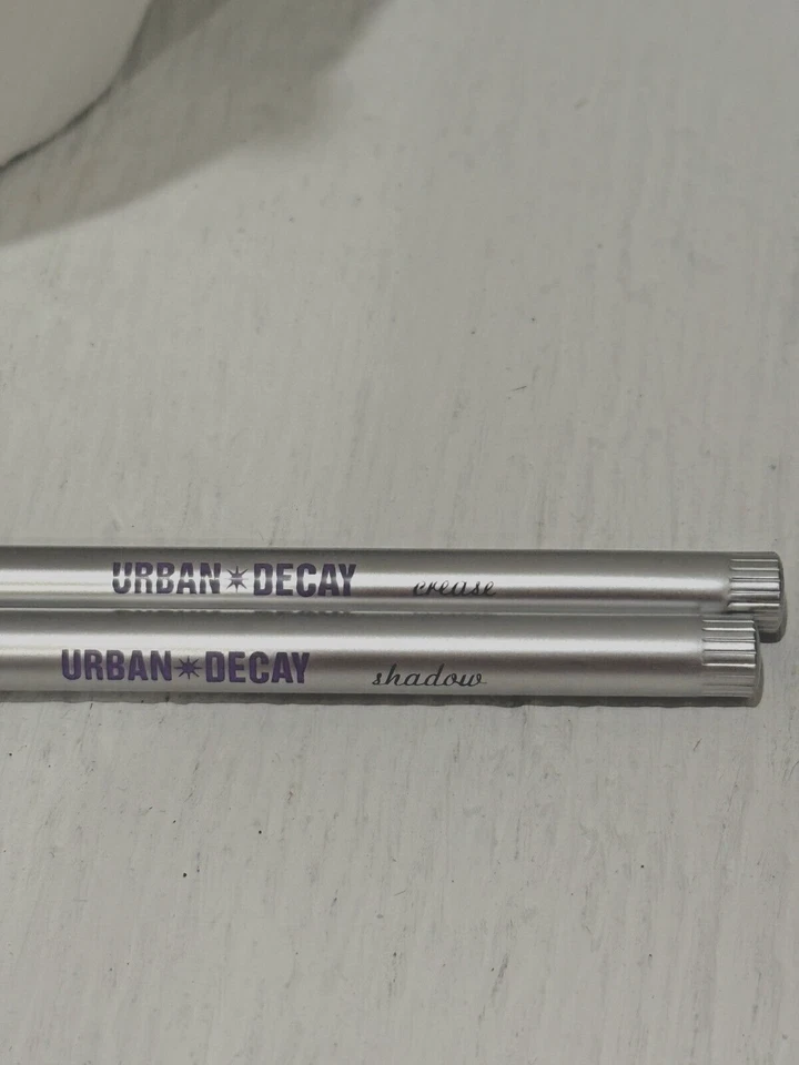 2 Stück Good Karma Shadow & Crease Pinsel von URBAN DECAY Full Size, Brandneu - Bild 3 von 4