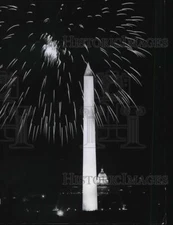 1966 Press Photo Fireworks in Washington celebrating U.S. 190th birthday