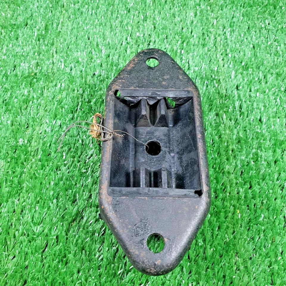 Conjunto de montaje de motor trasero de transmisión aislante. Ford Zodiac Zephyr MK3 211E 6068 Foto 2 de 4